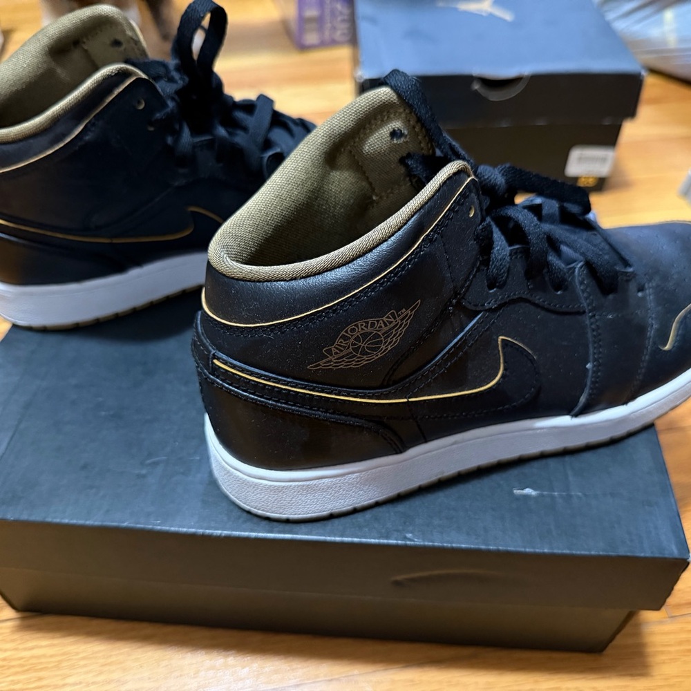 Jordan Air Jordan 1 Mid Box in Black with White Labeling